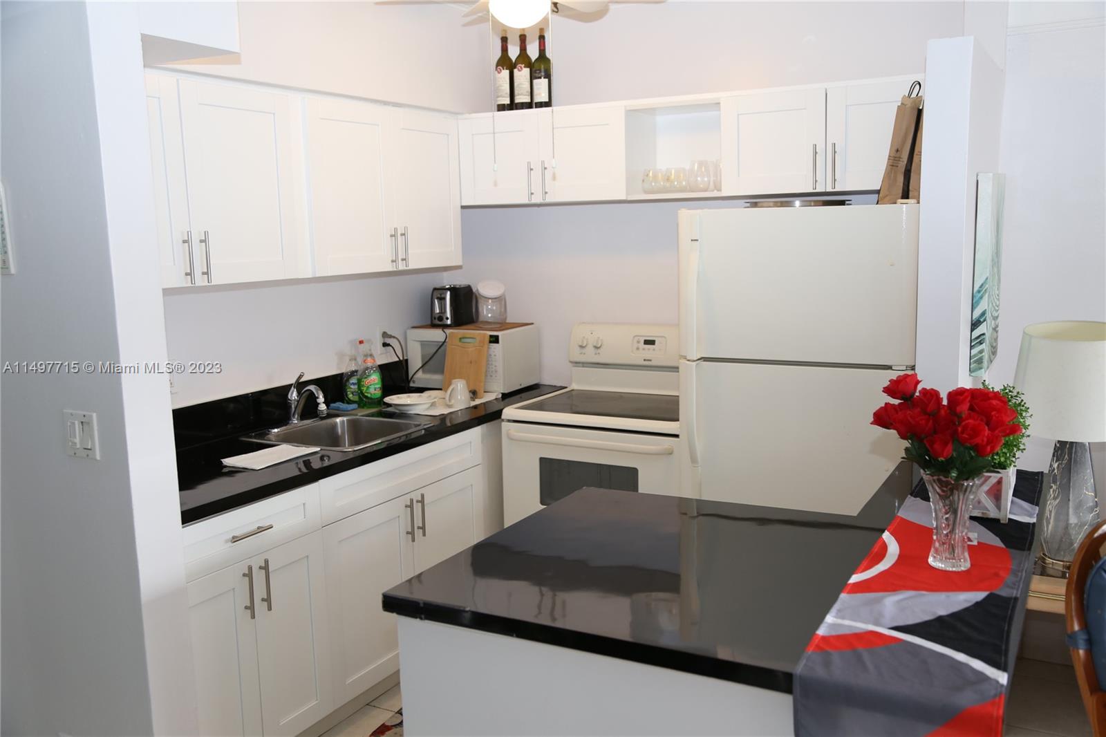 815 SW 10th Ter 4V, Hallandale Beach, Florida 33009, 1 Bedroom Bedrooms, ,1 BathroomBathrooms,Residentiallease,For Rent,815 SW 10th Ter 4V,A11497715