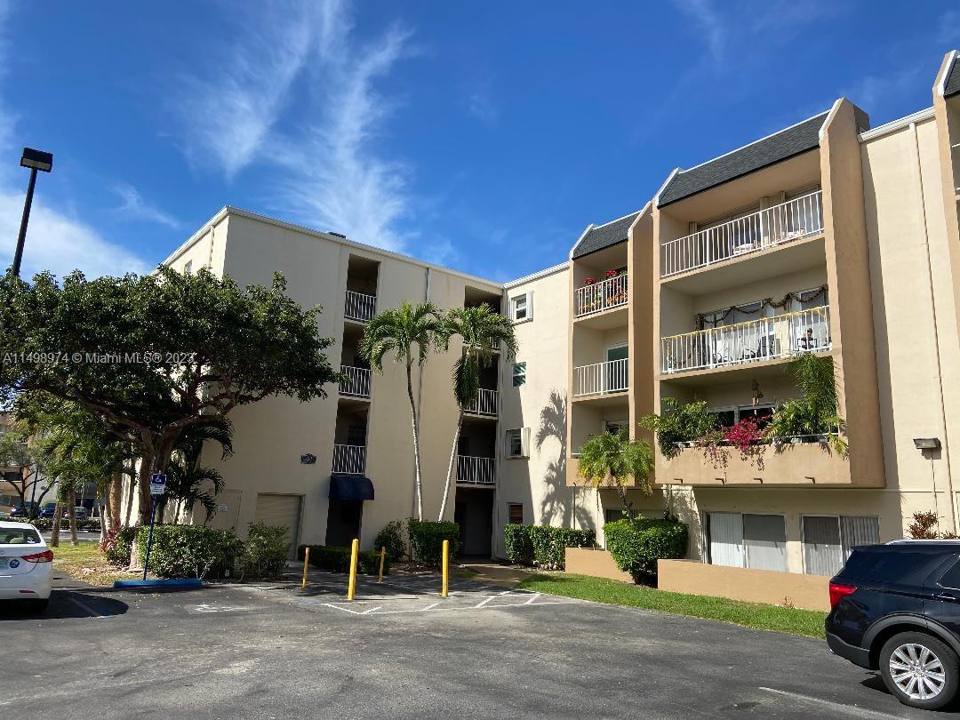 Popular Kings Creek condo - Heart of East Kendall - Choice location - near Dadeland, Metrorail, expressways, everything! Updated kitchen, but still needs final touches* Seller will give credit for flooring and refrigerator - Make it your own! Great 3rd floor location near laundry room* Fabulous walled security with guard gate* All Kings Creek amenities! Easy to show on lockbox.