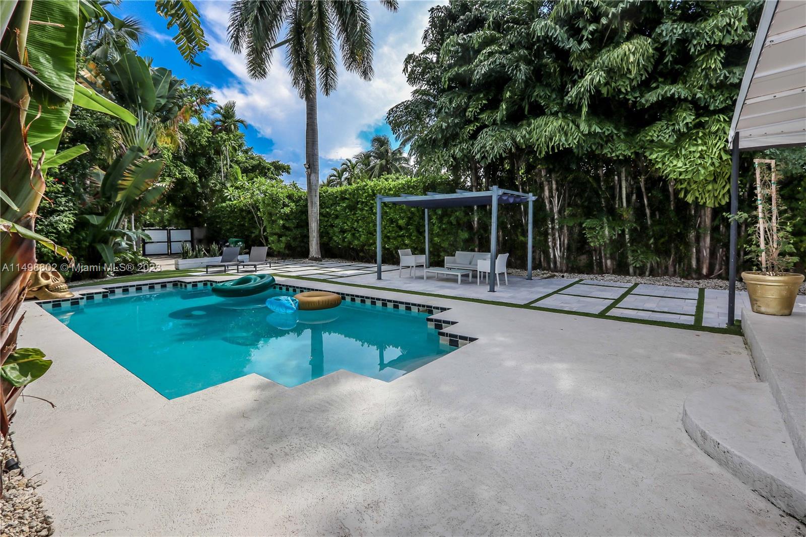 patio with space in the back to park 2 cars