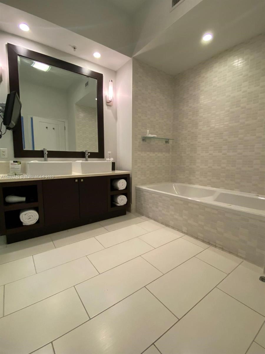 5300 NW 87th Ave 701, Doral, Florida 33178, 1 Bedroom Bedrooms, ,2 BathroomsBathrooms,Residential,For Sale,5300 NW 87th Ave 701,A11492240