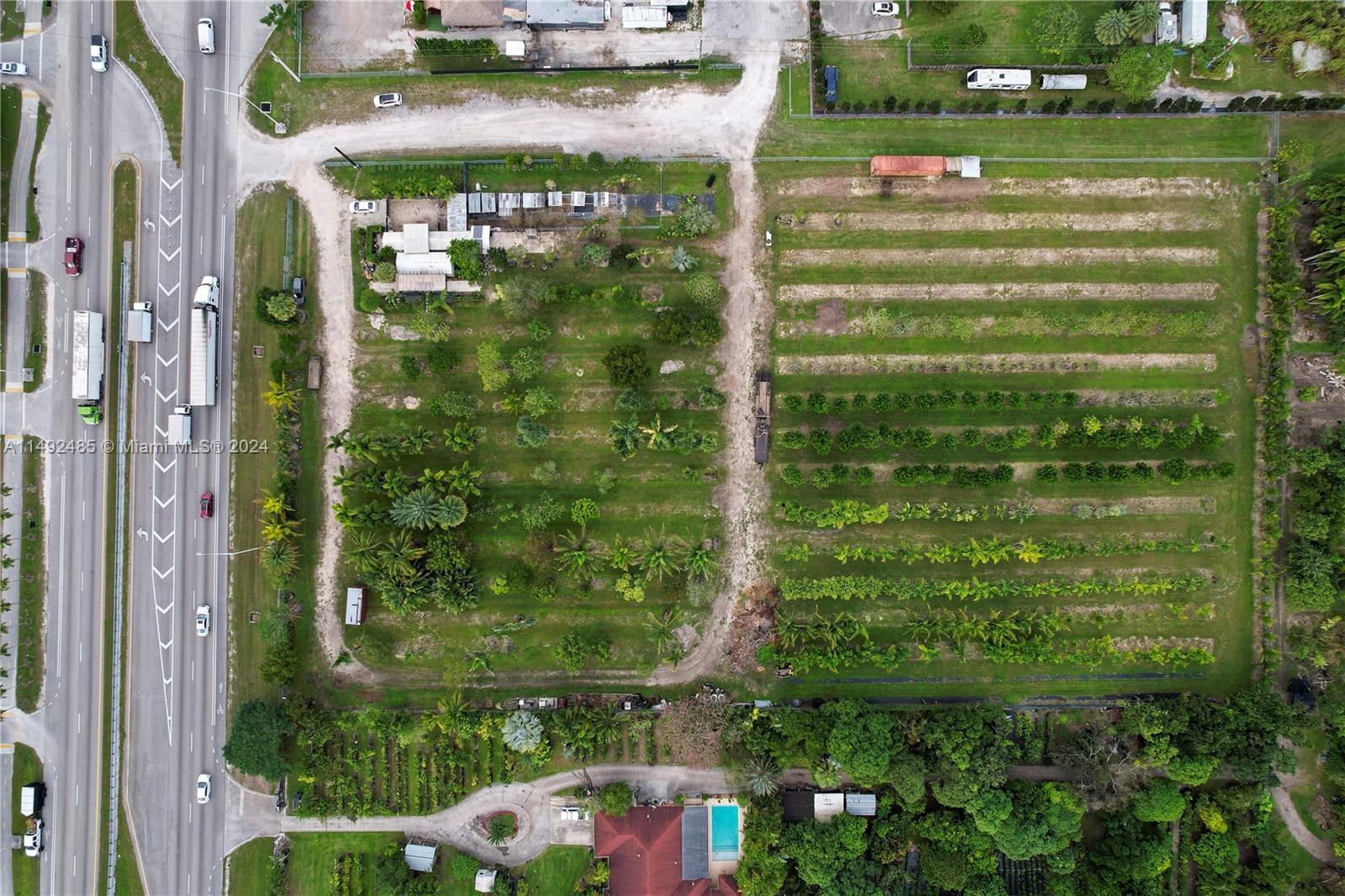 FRONT MAIN ROAD IS KROME WITH SIDE ENTRANCE EASY IN AND OUT....330 X 540 ML LOT. THE FRONT PARCEL HAS A DIRT HORSE SHOE FOR LOAD AND GO FOR TRUCKS. THE REAR FIELD IDEAL FOR PARKING IF GOING IN EVENT VENUE DIRECTION