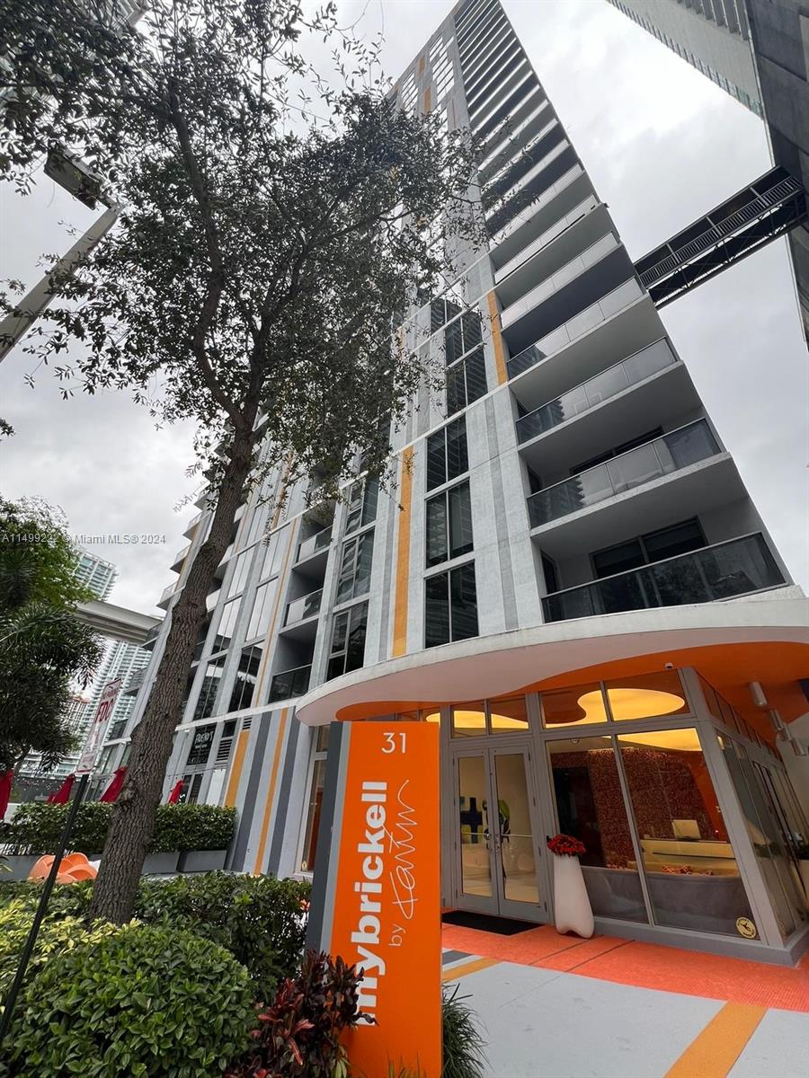 LOCATION! Beautiful unit 2 bedrooms, 2 bathrooms plus DEN! Walking distance from Brickell City Center, supermarkets, shopping, restaurants and located in Miami's financial district. READY TO MOVE IN. PLEASE TEXT FOR SHOWING INSTRUCTIONS