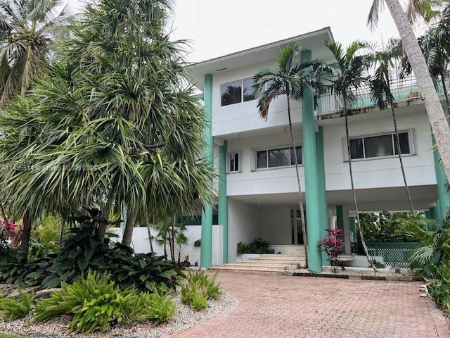 Luxury 3 floor property in the most prestigious street in Key Biscayne with 5 bed and 6 bath, modern kitchen, beautiful pool, drive way and garage up to 6 cars. This home has it all!