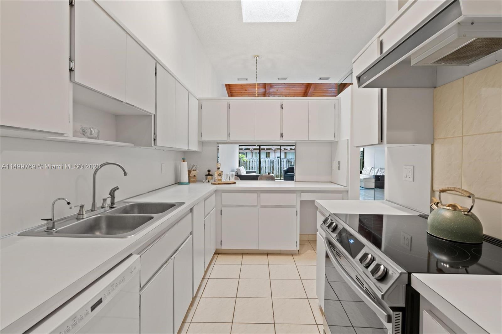 2679 S Parkview Dr 2679, Hallandale Beach, Florida 33009, 2 Bedrooms Bedrooms, ,2 BathroomsBathrooms,Residential,For Sale,2679 S Parkview Dr 2679,A11499769