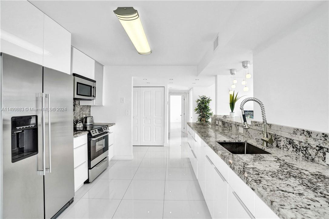 800 Parkview Dr 221, Hallandale Beach, Florida 33009, 2 Bedrooms Bedrooms, ,2 BathroomsBathrooms,Residential,For Sale,800 Parkview Dr 221,A11499883