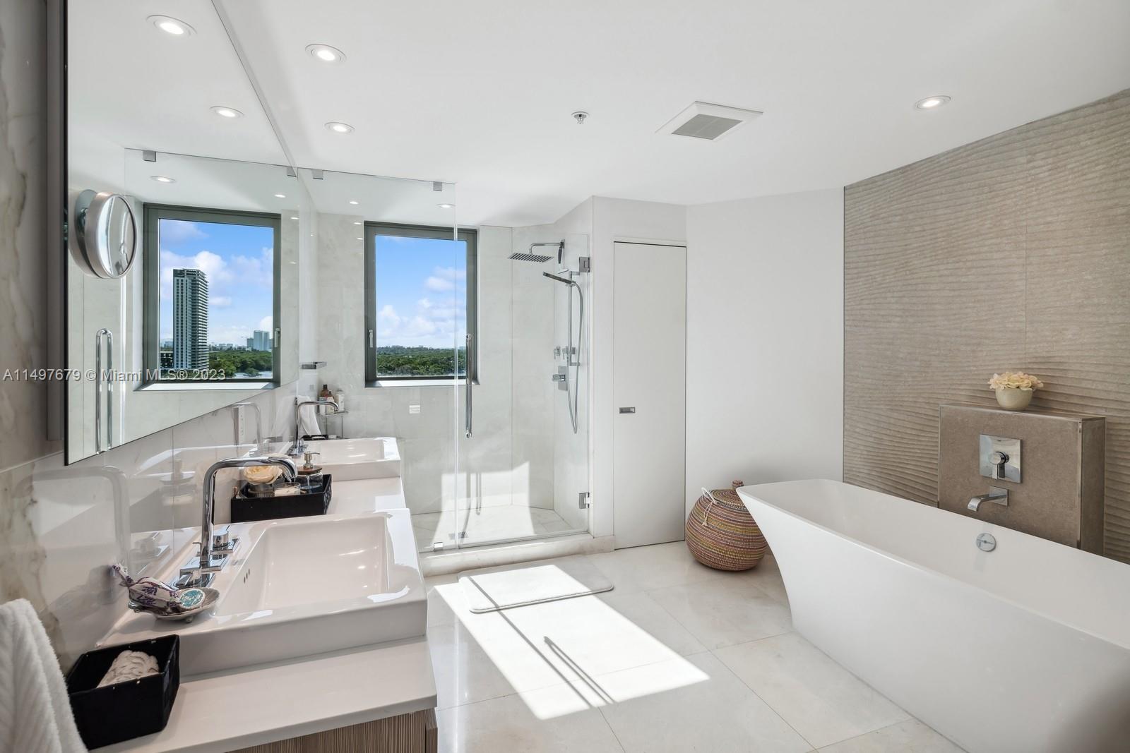 17111 Biscayne Blvd 1004, North Miami Beach, Florida 33160, 3 Bedrooms Bedrooms, ,3 BathroomsBathrooms,Residential,For Sale,17111 Biscayne Blvd 1004,A11497679