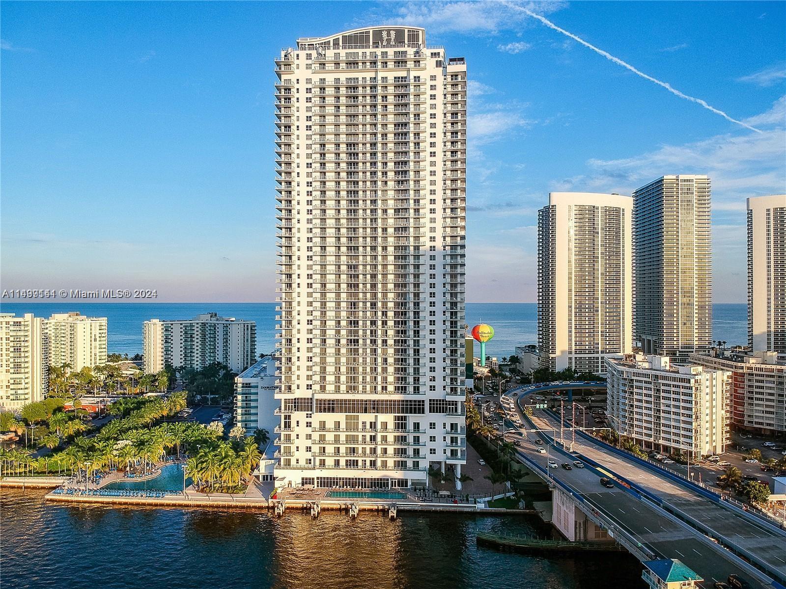 Condo for Sale in Hollywood, FL