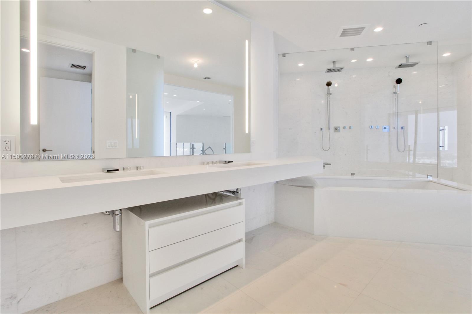 18555 Collins Ave 4003, Sunny Isles Beach, Florida 33160, 3 Bedrooms Bedrooms, ,4 BathroomsBathrooms,Residential,For Sale,18555 Collins Ave 4003,A11500278