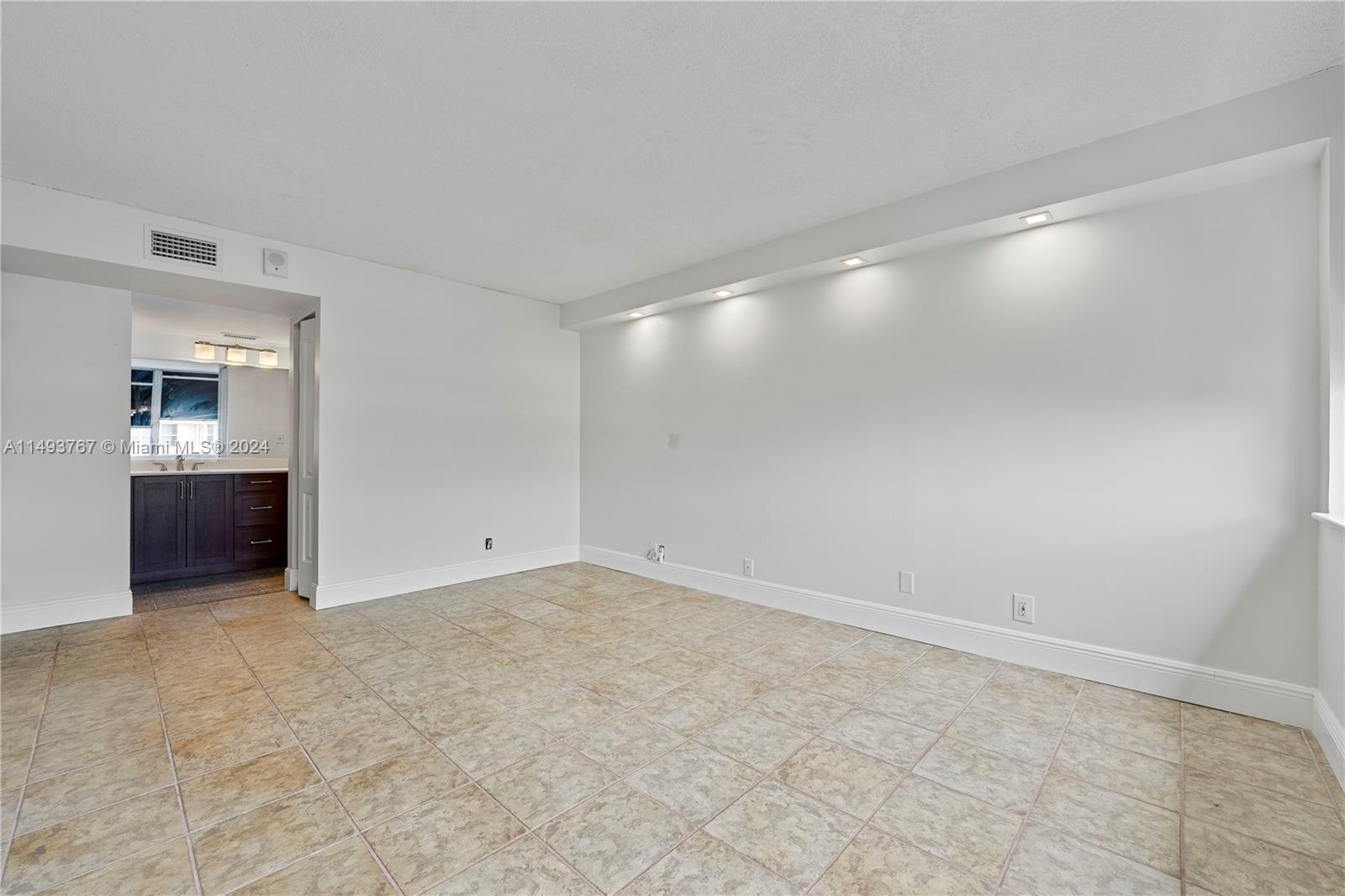 16570 NE 26th Ave 6B, North Miami Beach, Florida 33160, 2 Bedrooms Bedrooms, ,2 BathroomsBathrooms,Residential,For Sale,16570 NE 26th Ave 6B,A11493767