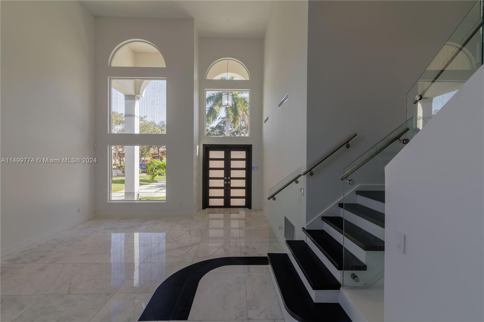 The entrance to the upper floor via the wooden and glass staircase is a stunning visual experience. These stairs are a true work of art that combines elegance and modernity.