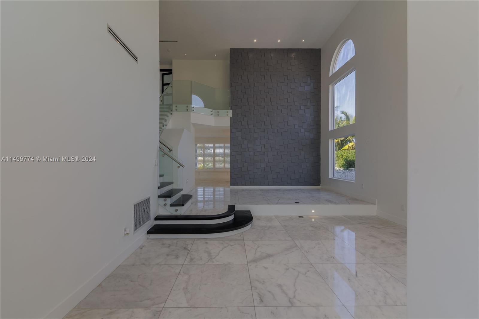 The entrance of the house makes a striking first impression. The flawlessly polished marble floors welcome visitors with their elegance and natural shine. Each step on these floors feels like walking on a work of art, and the beauty of the marble creates a memorable first impression.

