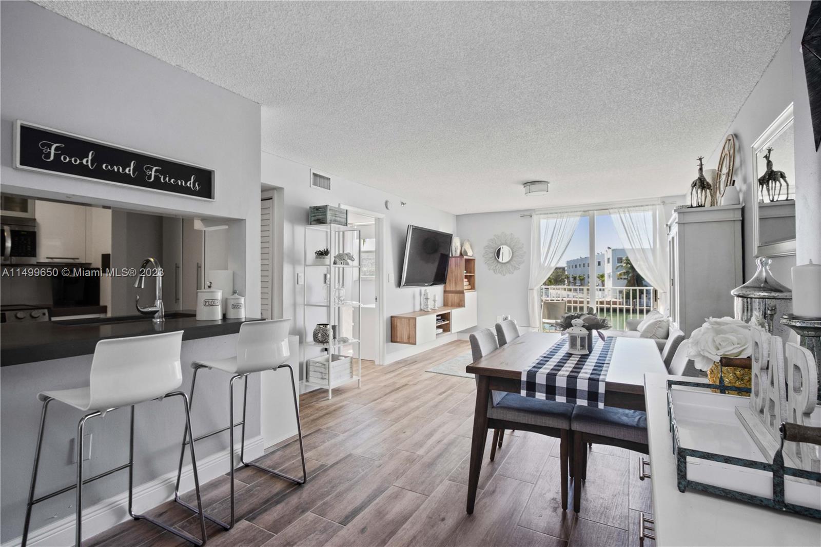 80 S Shore Dr 205, Miami Beach, Florida 33141, 1 Bedroom Bedrooms, ,1 BathroomBathrooms,Residentiallease,For Rent,80 S Shore Dr 205,A11499650