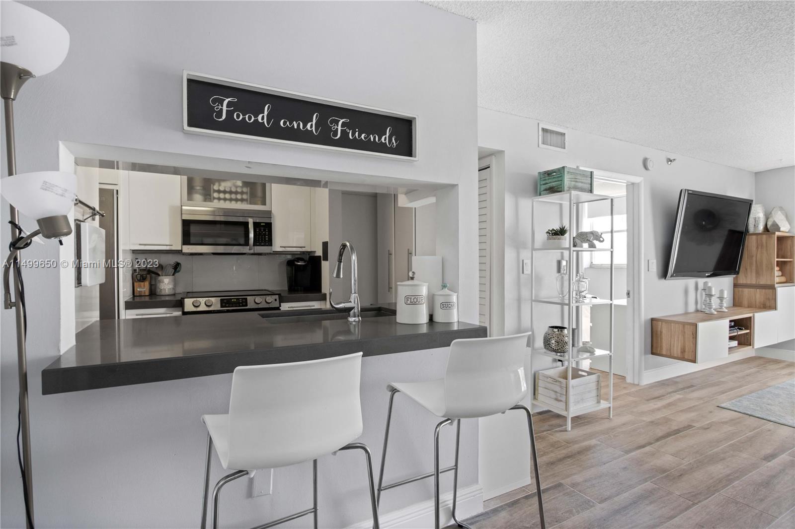 80 S Shore Dr 205, Miami Beach, Florida 33141, 1 Bedroom Bedrooms, ,1 BathroomBathrooms,Residentiallease,For Rent,80 S Shore Dr 205,A11499650