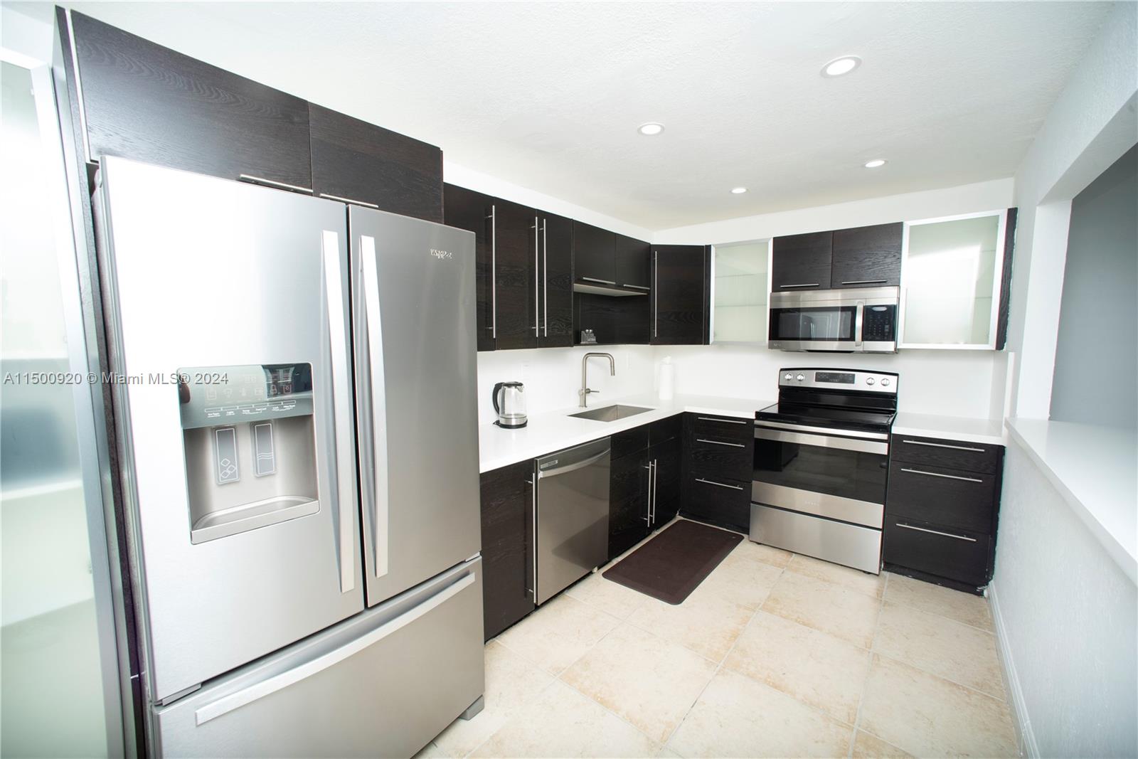 Sunny Isles Beach, Florida 33160, 2 Bedrooms Bedrooms, ,2 BathroomsBathrooms,Residentiallease,For Rent,A11500920