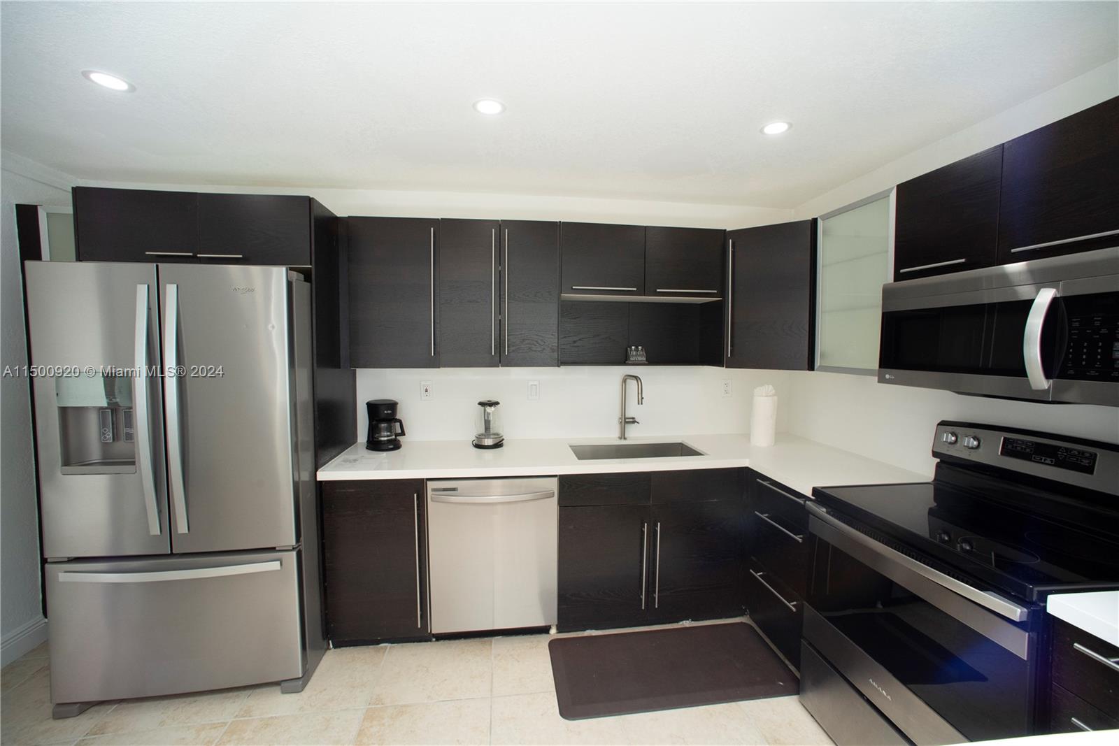 Sunny Isles Beach, Florida 33160, 2 Bedrooms Bedrooms, ,2 BathroomsBathrooms,Residentiallease,For Rent,A11500920