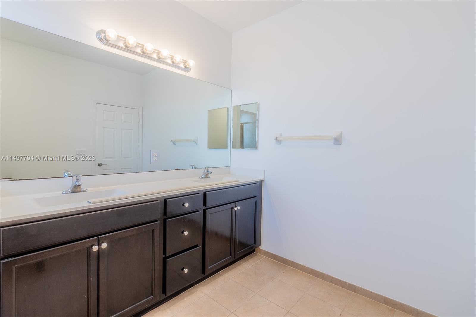 136 SE 37th Ter 136, Homestead, Florida 33033, 3 Bedrooms Bedrooms, 6 Rooms Rooms,2 BathroomsBathrooms,Residential,For Sale,136 SE 37th Ter 136,A11497704