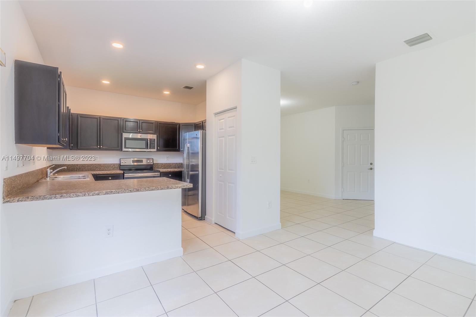 136 SE 37th Ter 136, Homestead, Florida 33033, 3 Bedrooms Bedrooms, 6 Rooms Rooms,2 BathroomsBathrooms,Residential,For Sale,136 SE 37th Ter 136,A11497704