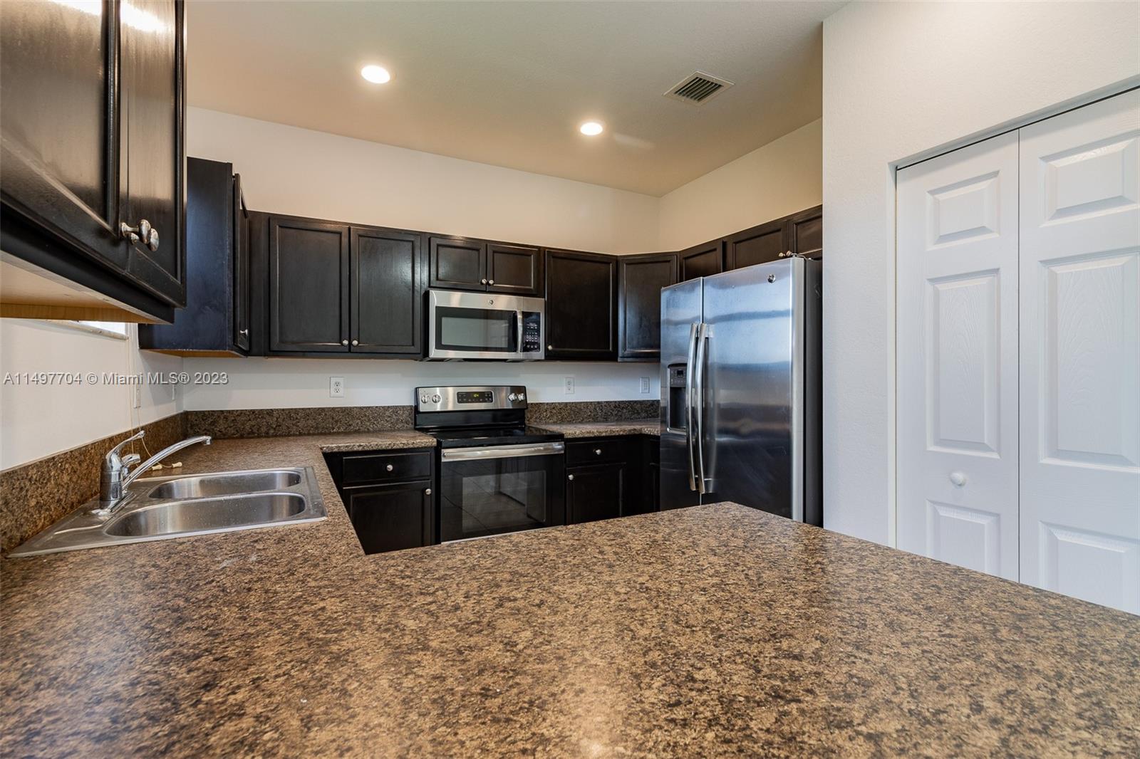 136 SE 37th Ter 136, Homestead, Florida 33033, 3 Bedrooms Bedrooms, 6 Rooms Rooms,2 BathroomsBathrooms,Residential,For Sale,136 SE 37th Ter 136,A11497704