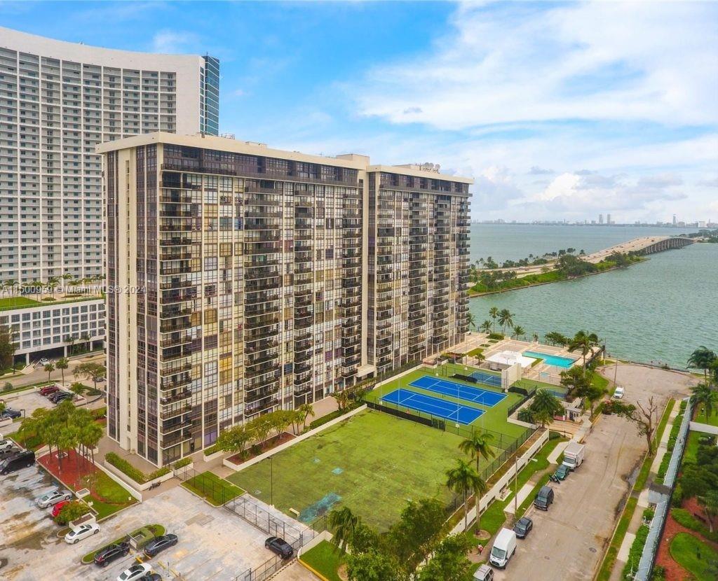 600 NE 36 St PH-22, Miami, Florida 33137, 3 Bedrooms Bedrooms, ,2 BathroomsBathrooms,Residentiallease,For Rent,600 NE 36 St PH-22,A11500959