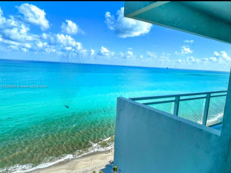 PRIVATE TOP-FLOOR TERRACE LOCATION , ENDLESS OCEAN DIRECT COASTLINE VIEWS , PRICELESS EXPERIENCE