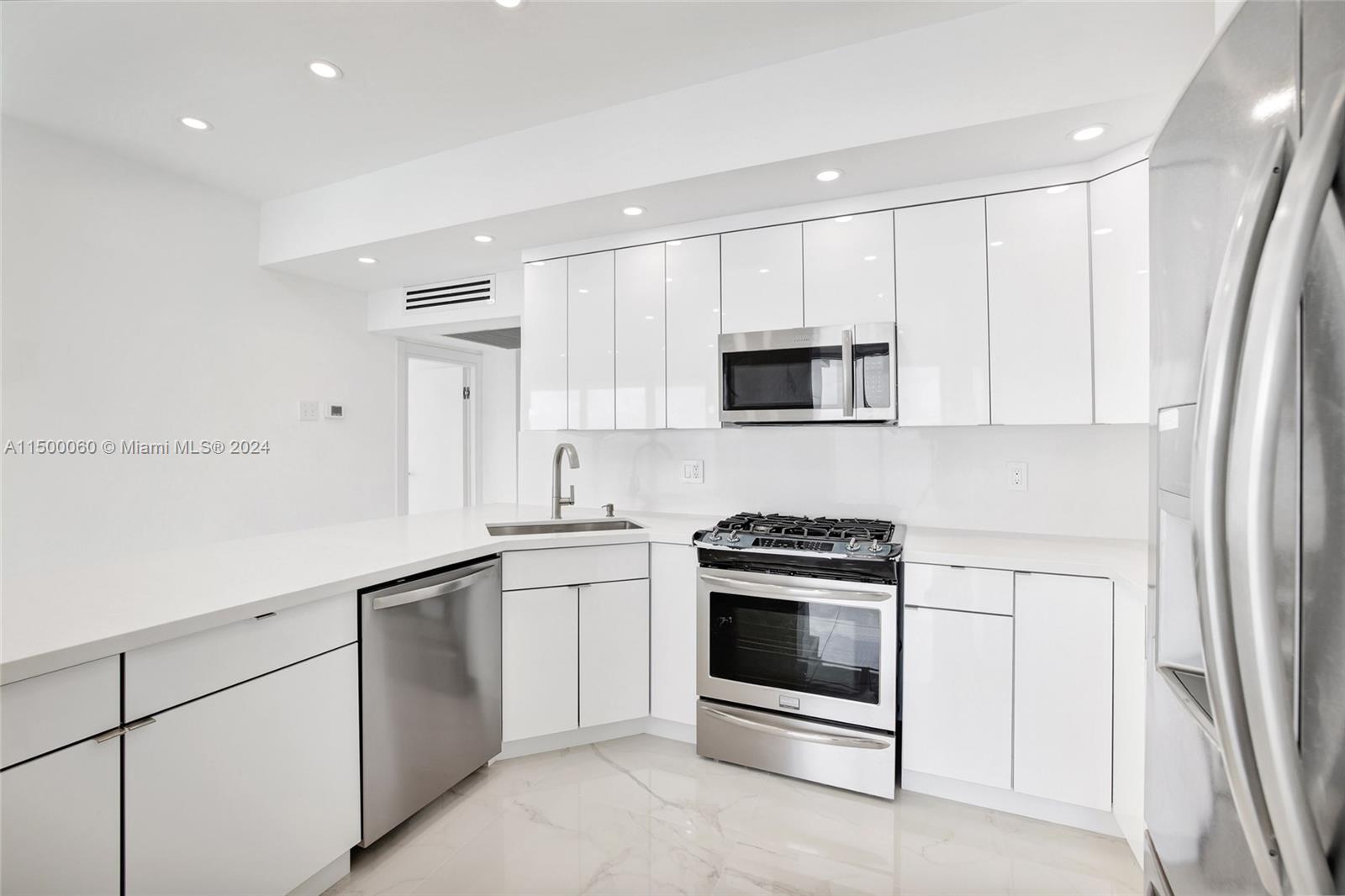 NATURAL GAS OVEN,NEW FULL SIZE STAINLESS STEEL REFRIGERATOR WITH FRENCH DOORS AND WATER DISPENSER