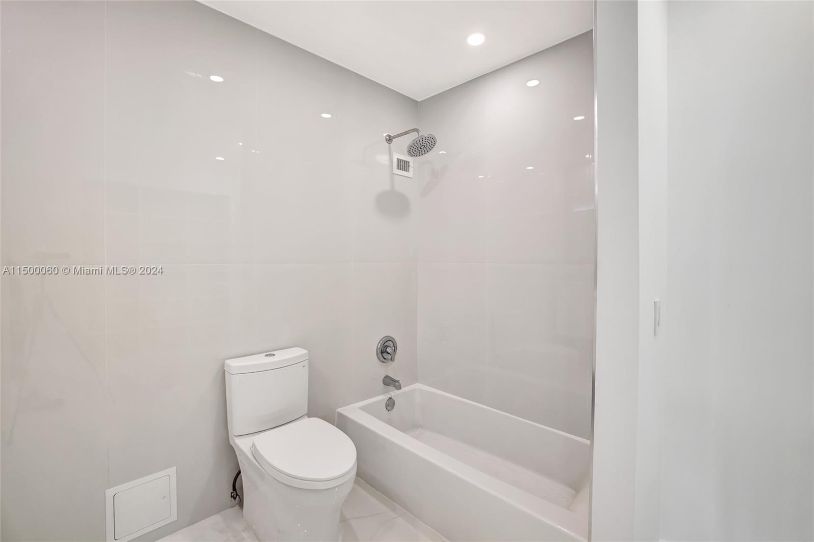 PRINCIPLE BEDROOM SUITE WITH SUNNY SOUTH EASTERN COASTLINE OCEAN VIEWS