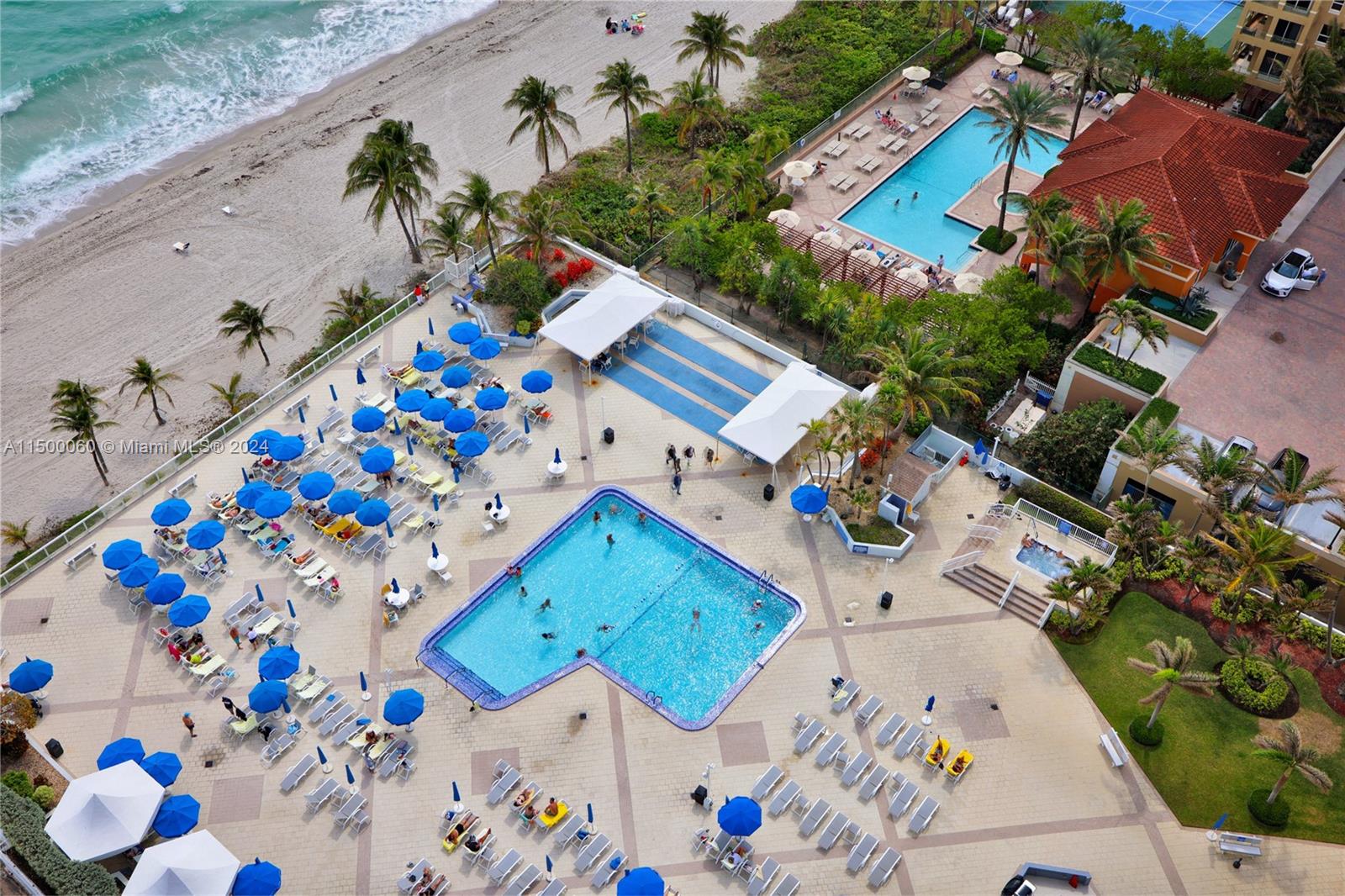 FULL SUNNY TERRACE POOL MOVING OCEAN TREE TOP VIEWS