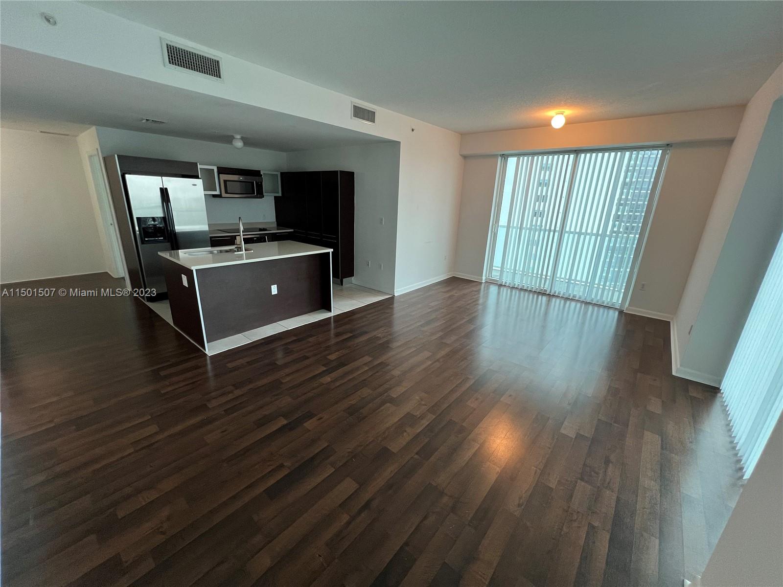 Spacious corner unit facing west over the west pool with great sunsets. Building offers many amenities and location is fantastic. Walking distance to supermarkets, shops, and restaurants and Margaret Pace Park.