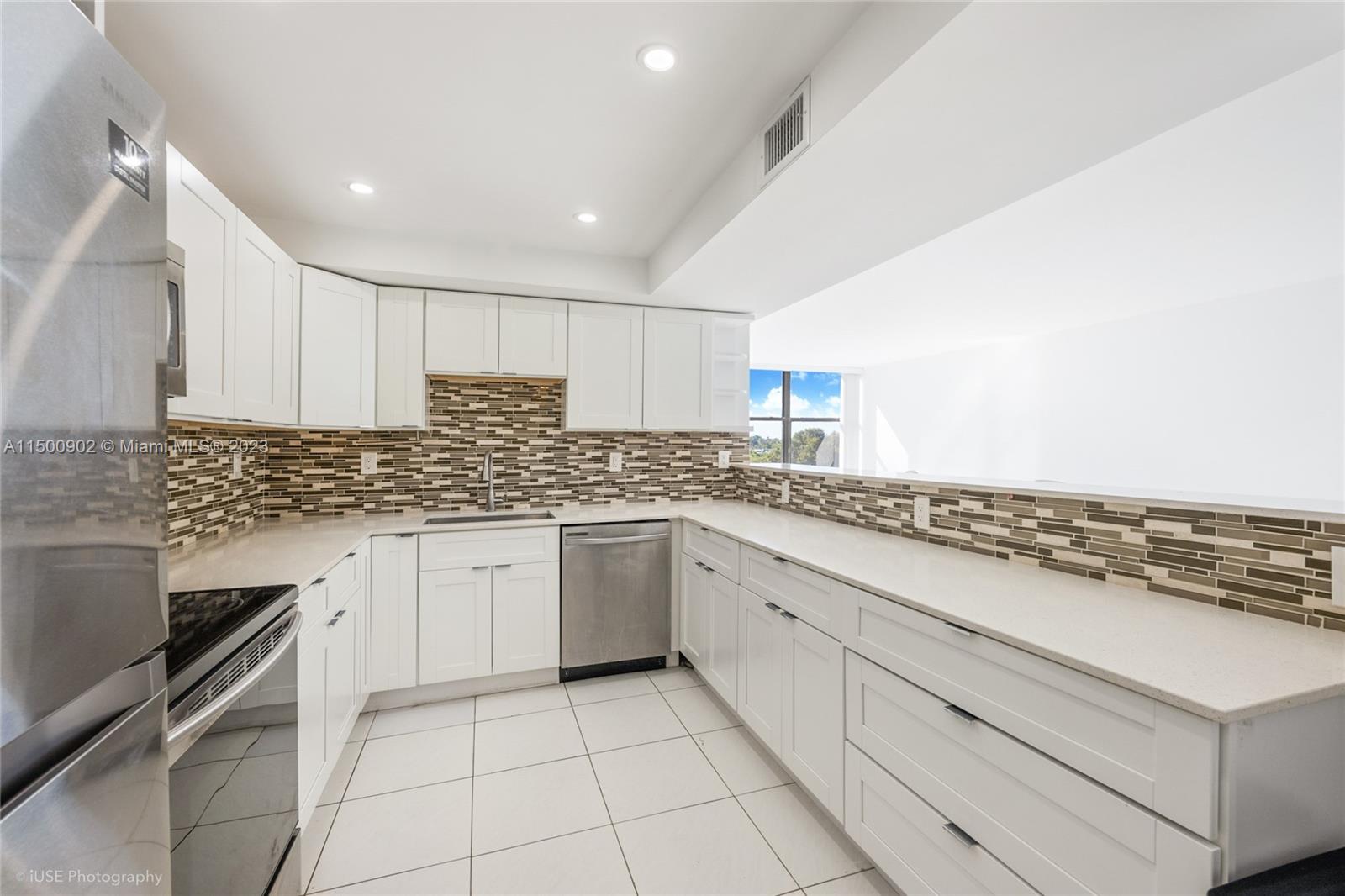 1000 Parkview Dr 501, Hallandale Beach, Florida 33009, 2 Bedrooms Bedrooms, ,1 BathroomBathrooms,Residential,For Sale,1000 Parkview Dr 501,A11500902