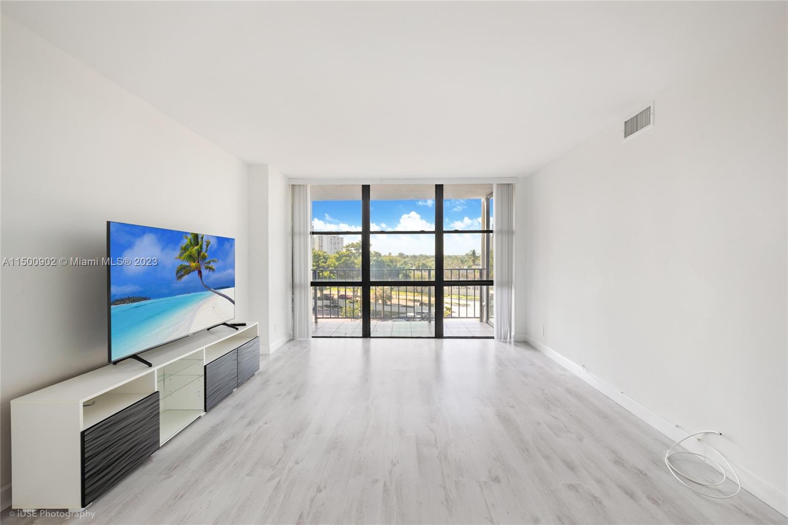 1000 Parkview Dr 501, Hallandale Beach, Florida 33009, 2 Bedrooms Bedrooms, ,1 BathroomBathrooms,Residential,For Sale,1000 Parkview Dr 501,A11500902
