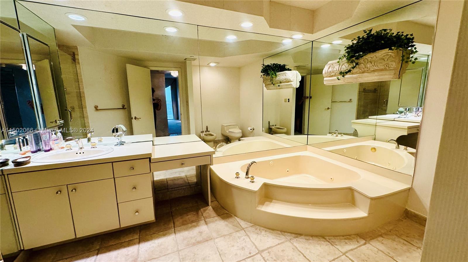 20281 E Country Club Dr 1009, Miami, Florida 33180, 2 Bedrooms Bedrooms, ,2 BathroomsBathrooms,Residential,For Sale,20281 E Country Club Dr 1009,A11502066