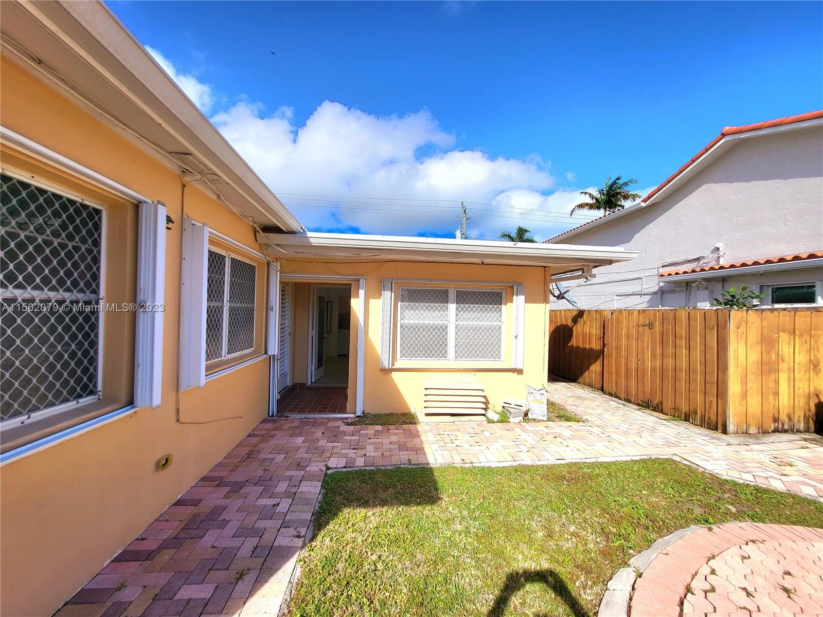 215 S 12th Ave #Back For Sale A11502079, FL