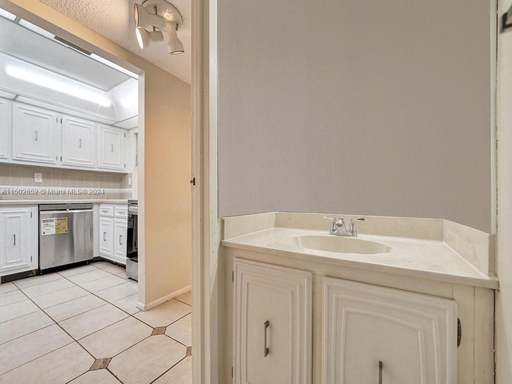 800 Parkview Dr 826, Hallandale Beach, Florida 33009, 1 Bedroom Bedrooms, ,1 BathroomBathrooms,Residential,For Sale,800 Parkview Dr 826,A11502852