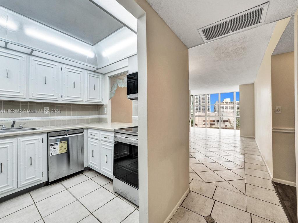 800 Parkview Dr 826, Hallandale Beach, Florida 33009, 1 Bedroom Bedrooms, ,1 BathroomBathrooms,Residential,For Sale,800 Parkview Dr 826,A11502852