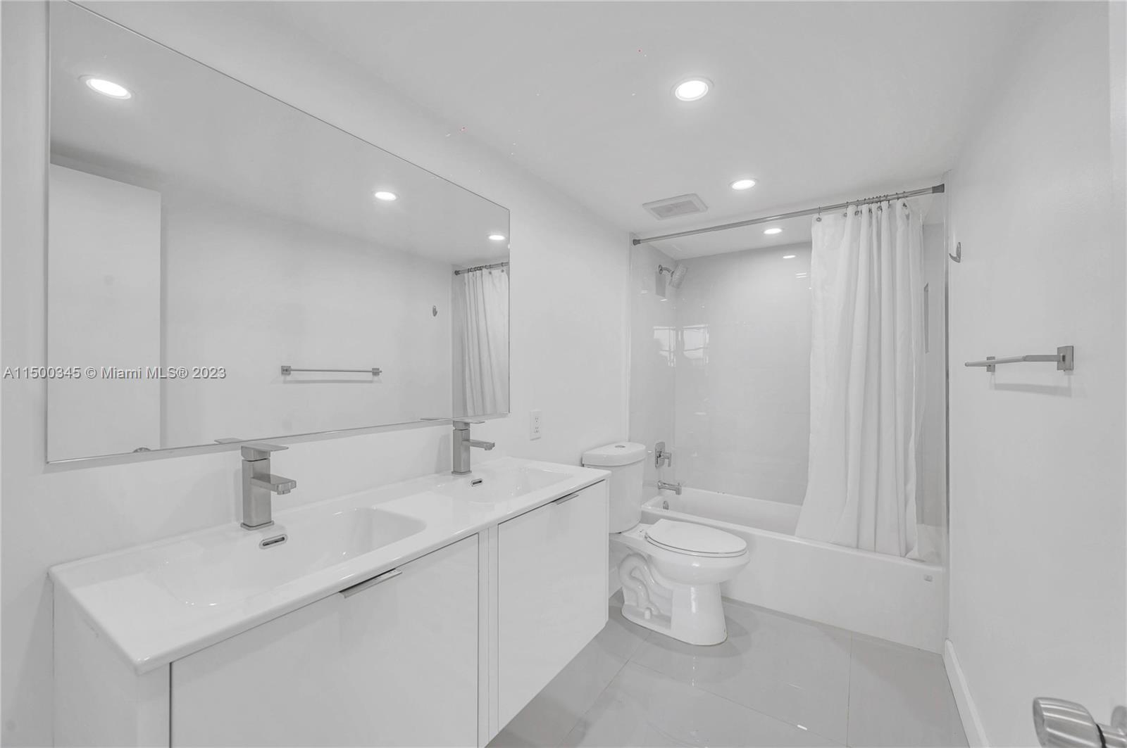 1775 Washington Ave 4D, Miami Beach, Florida 33139, 1 Bedroom Bedrooms, ,1 BathroomBathrooms,Residential,For Sale,1775 Washington Ave 4D,A11500345