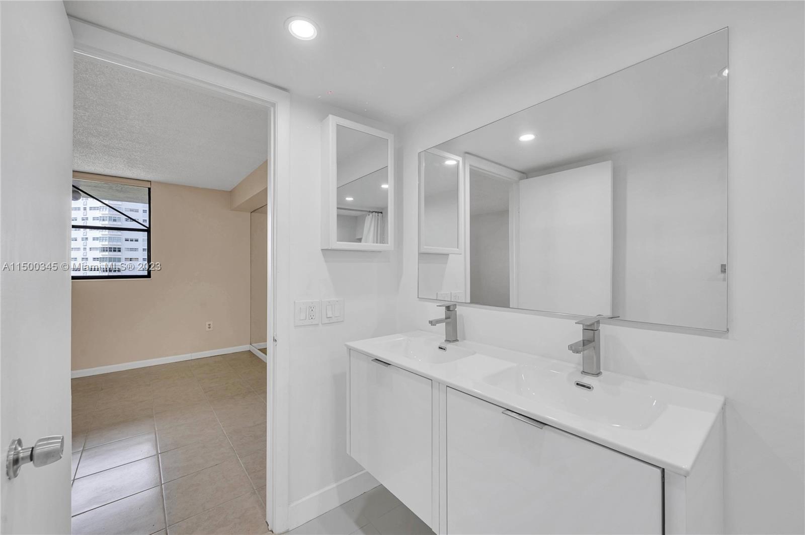 1775 Washington Ave 4D, Miami Beach, Florida 33139, 1 Bedroom Bedrooms, ,1 BathroomBathrooms,Residential,For Sale,1775 Washington Ave 4D,A11500345