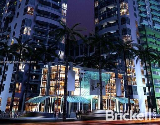 Beautifully condo at The Plaza in Brickell complete remodeled with tile floor ,washer and dryer .The buildings has many amenities such as 2 pools , valet services, business center, bar , billiard , club house
child play ground and much more. Easy to show.