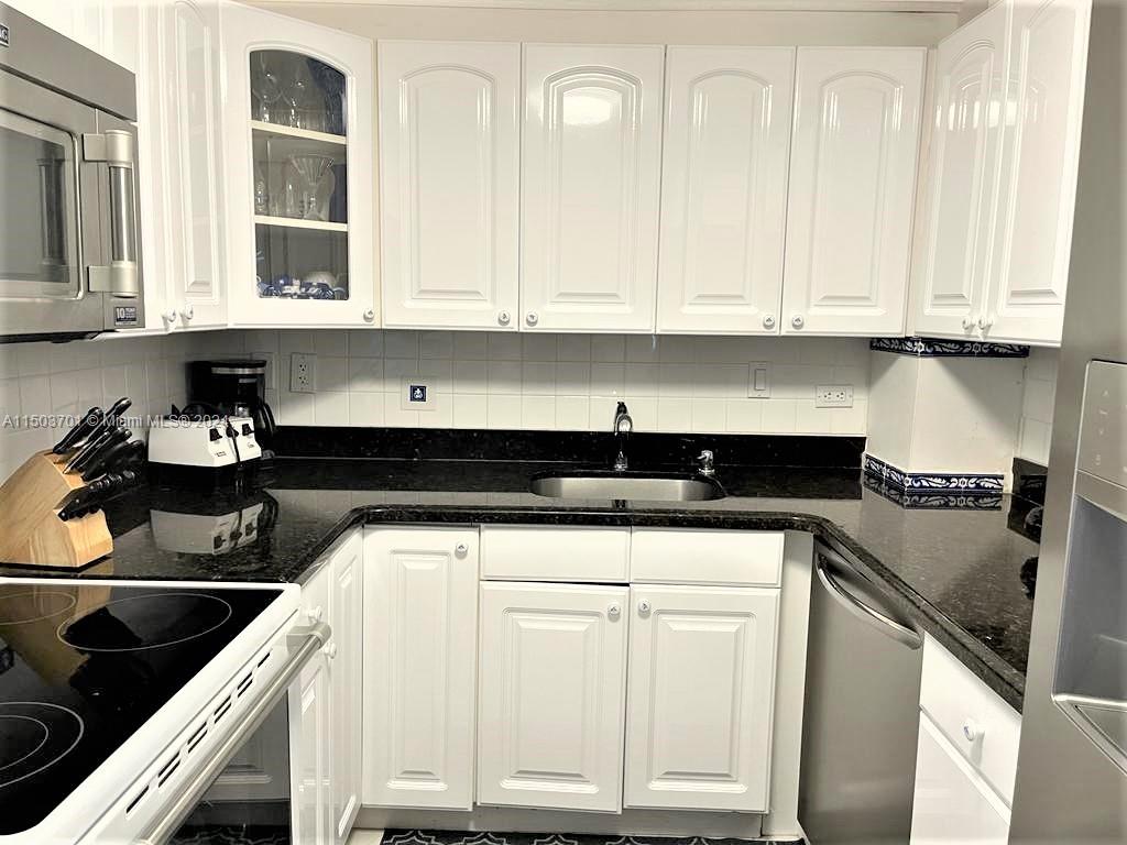 5005 Collins Ave 420, Miami Beach, Florida 33140, 1 Bedroom Bedrooms, ,2 BathroomsBathrooms,Residentiallease,For Rent,5005 Collins Ave 420,A11503701