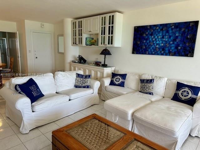 5005 Collins Ave 420, Miami Beach, Florida 33140, 1 Bedroom Bedrooms, ,2 BathroomsBathrooms,Residentiallease,For Rent,5005 Collins Ave 420,A11503701