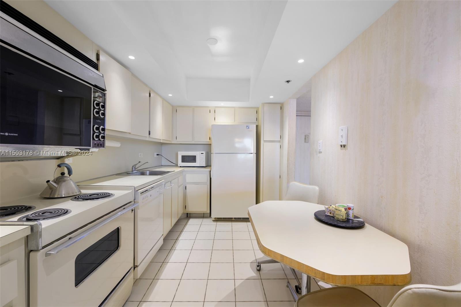 ample kitchen w/new ceiling & paththrough
