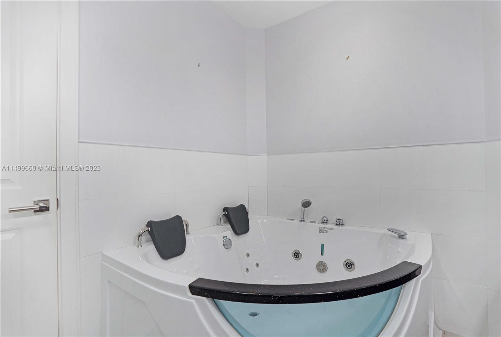 4775 COLLINS AV PH4104, Miami Beach, Florida 33140, 2 Bedrooms Bedrooms, ,2 BathroomsBathrooms,Residential,For Sale,4775 COLLINS AV PH4104,A11499660
