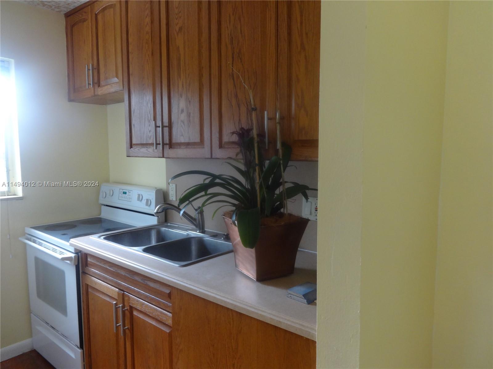 fully equipped mini kitchen