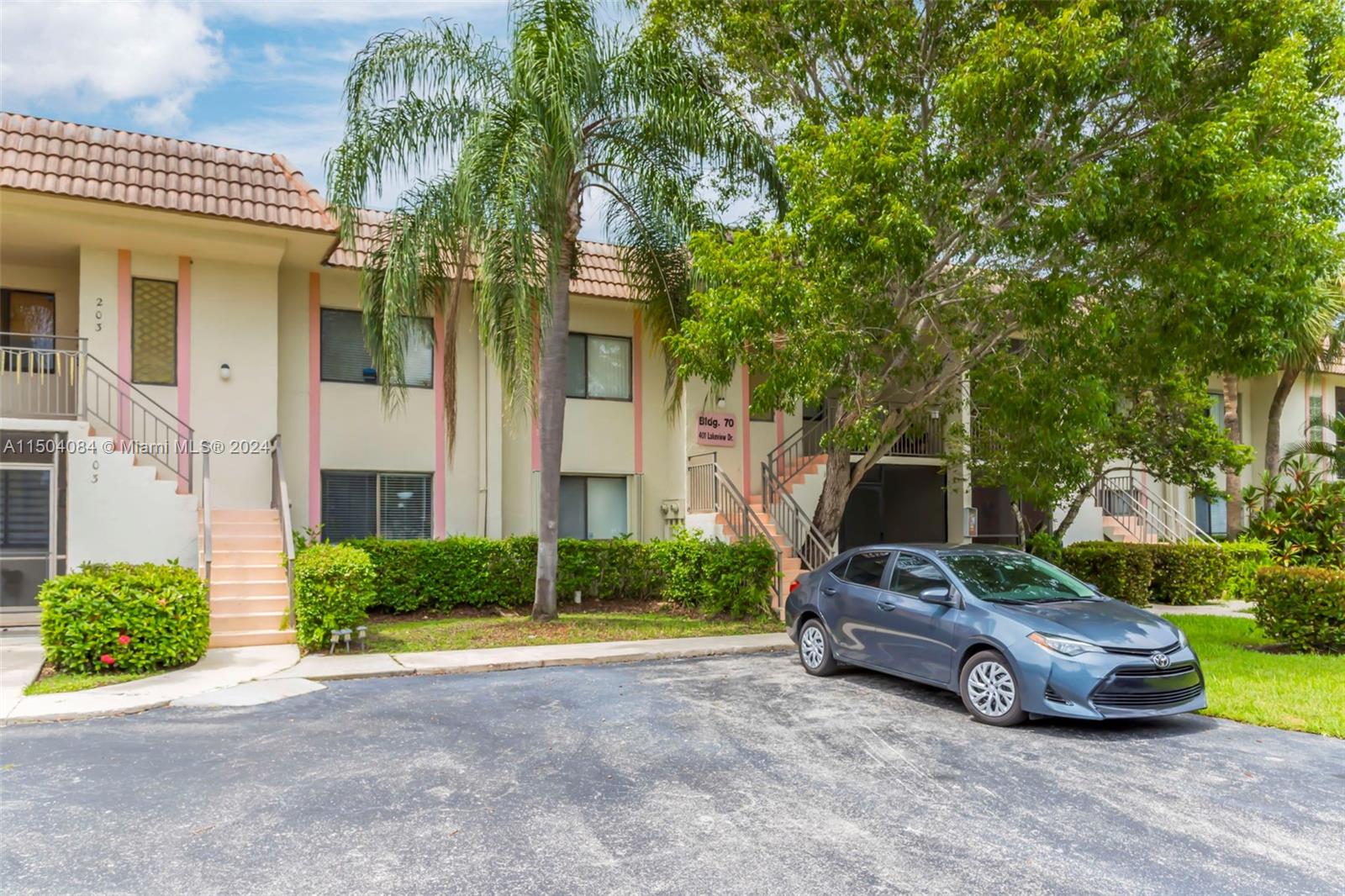 401 Lakeview Dr 105, Weston, FL 33326, 2 Bedrooms Bedrooms, ,2 BathroomsBathrooms,Residential,For Sale,Lakeview Dr,A11504084