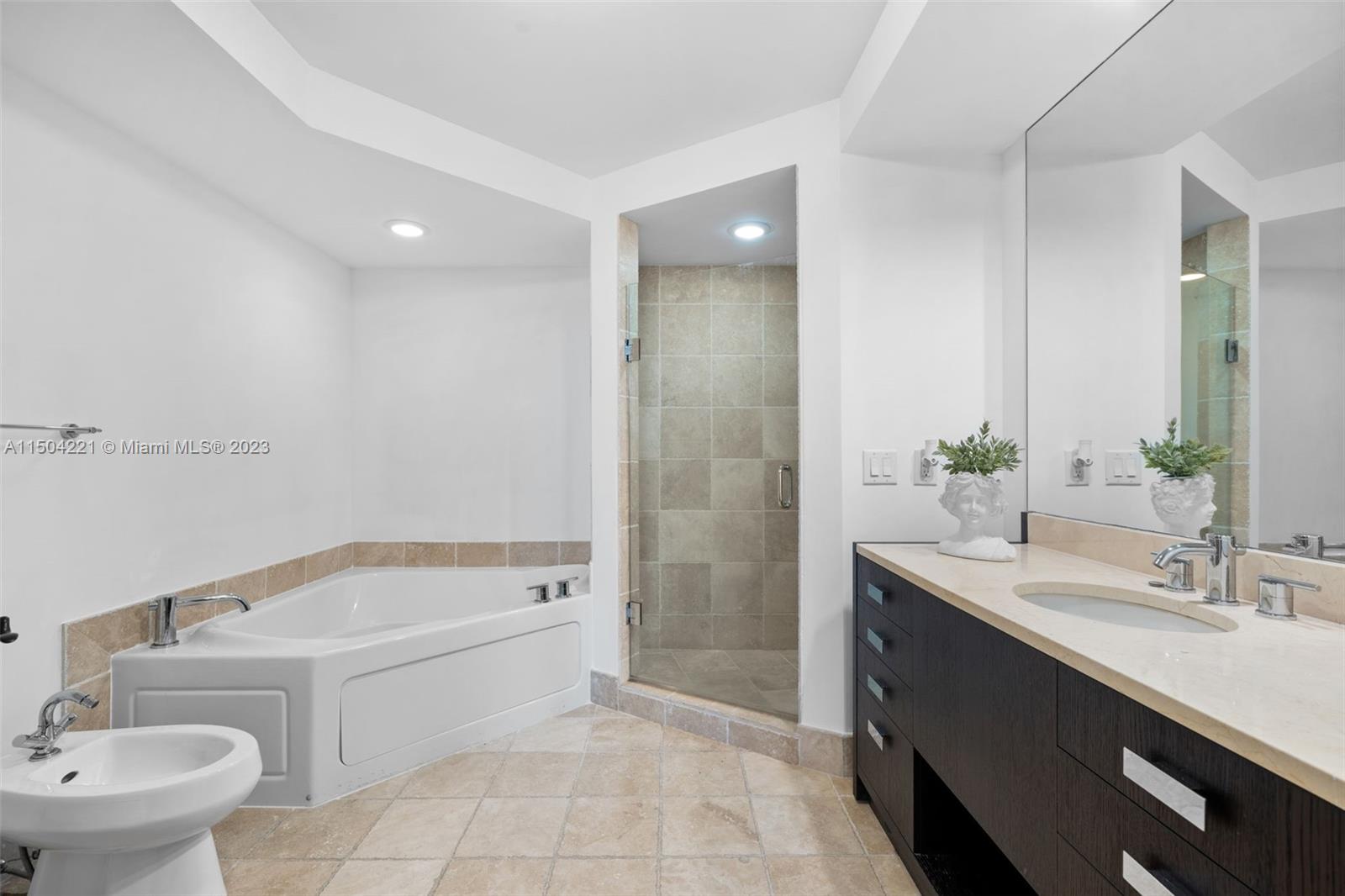 18201 Collins Ave 1208, Sunny Isles Beach, Florida 33160, 1 Bedroom Bedrooms, ,1 BathroomBathrooms,Residential,For Sale,18201 Collins Ave 1208,A11504221