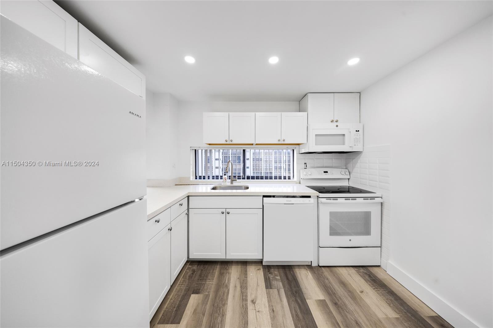 17021 N Bay Rd 823, Sunny Isles Beach, Florida 33160, 1 Bedroom Bedrooms, ,1 BathroomBathrooms,Residentiallease,For Rent,17021 N Bay Rd 823,A11504350