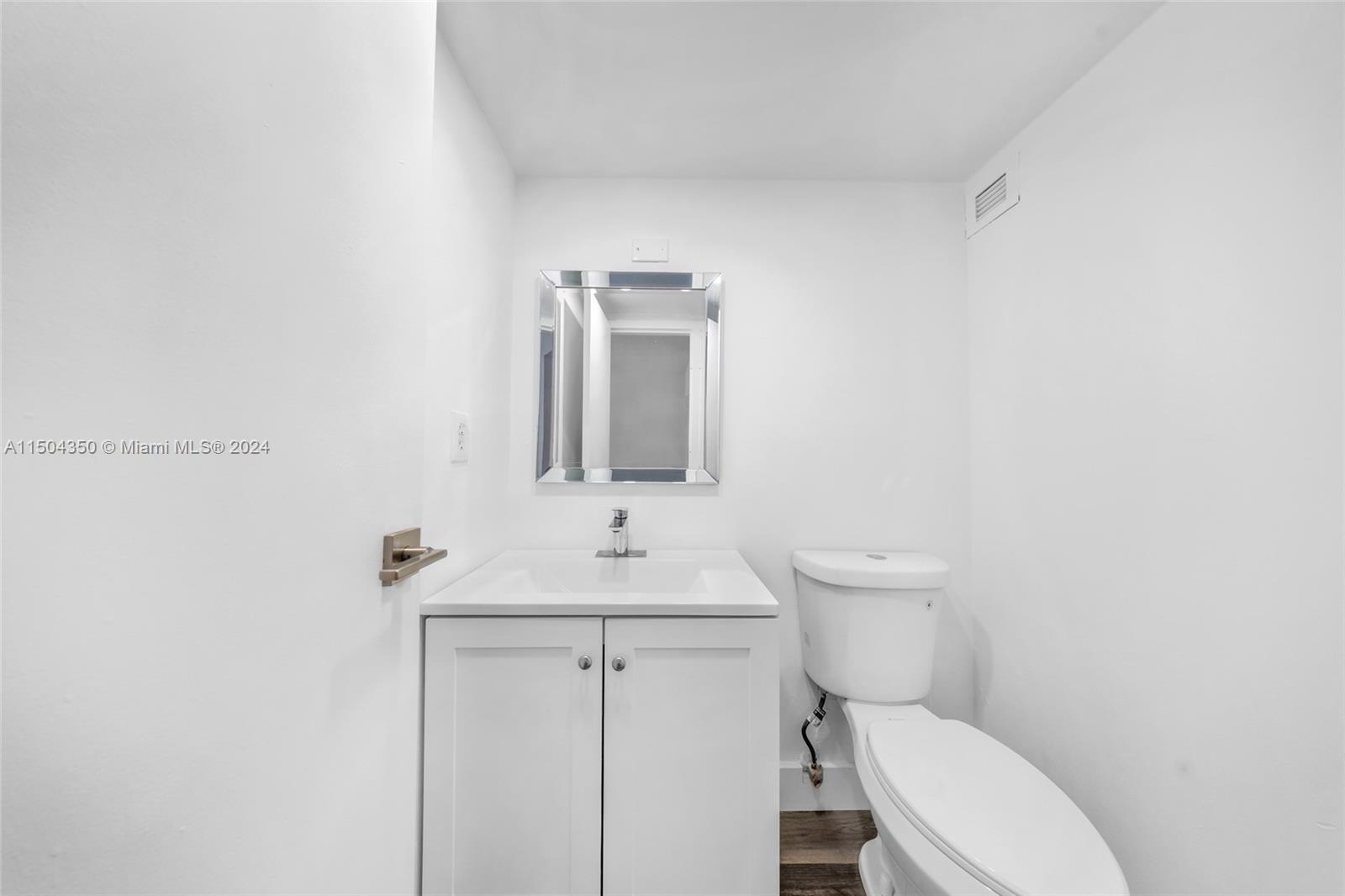 17021 N Bay Rd 823, Sunny Isles Beach, Florida 33160, 1 Bedroom Bedrooms, ,1 BathroomBathrooms,Residentiallease,For Rent,17021 N Bay Rd 823,A11504350