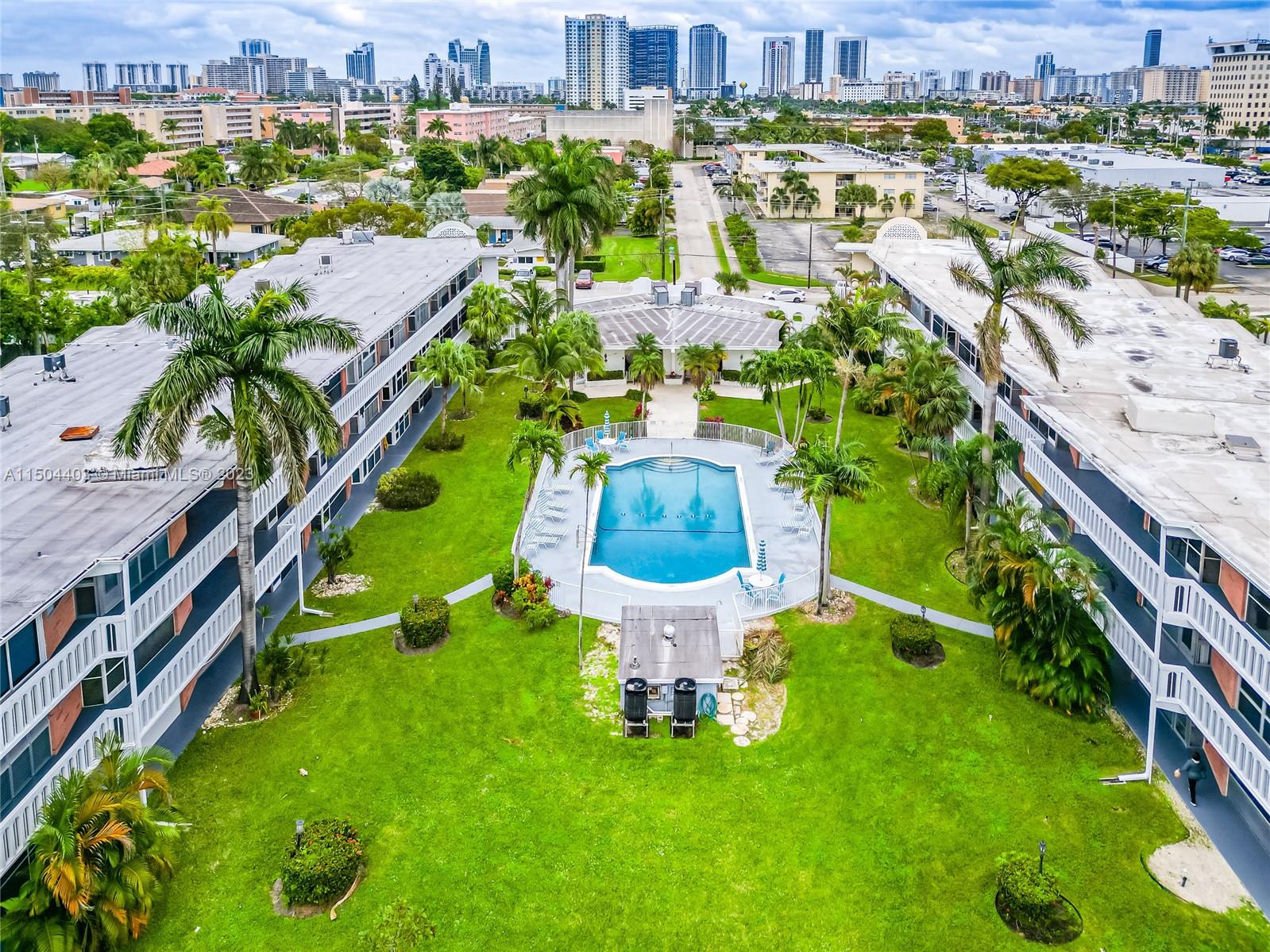 141 NE 10th Ave 26C, Hallandale Beach, Florida 33009, 1 Bedroom Bedrooms, ,1 BathroomBathrooms,Residential,For Sale,141 NE 10th Ave 26C,A11504403