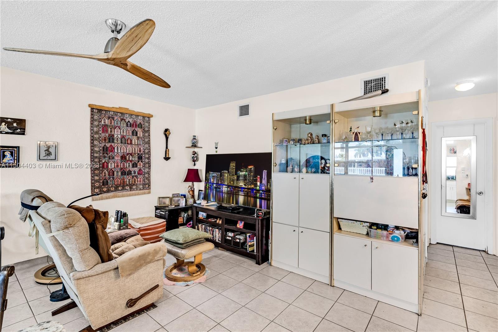 141 NE 10th Ave 26C, Hallandale Beach, Florida 33009, 1 Bedroom Bedrooms, ,1 BathroomBathrooms,Residential,For Sale,141 NE 10th Ave 26C,A11504403