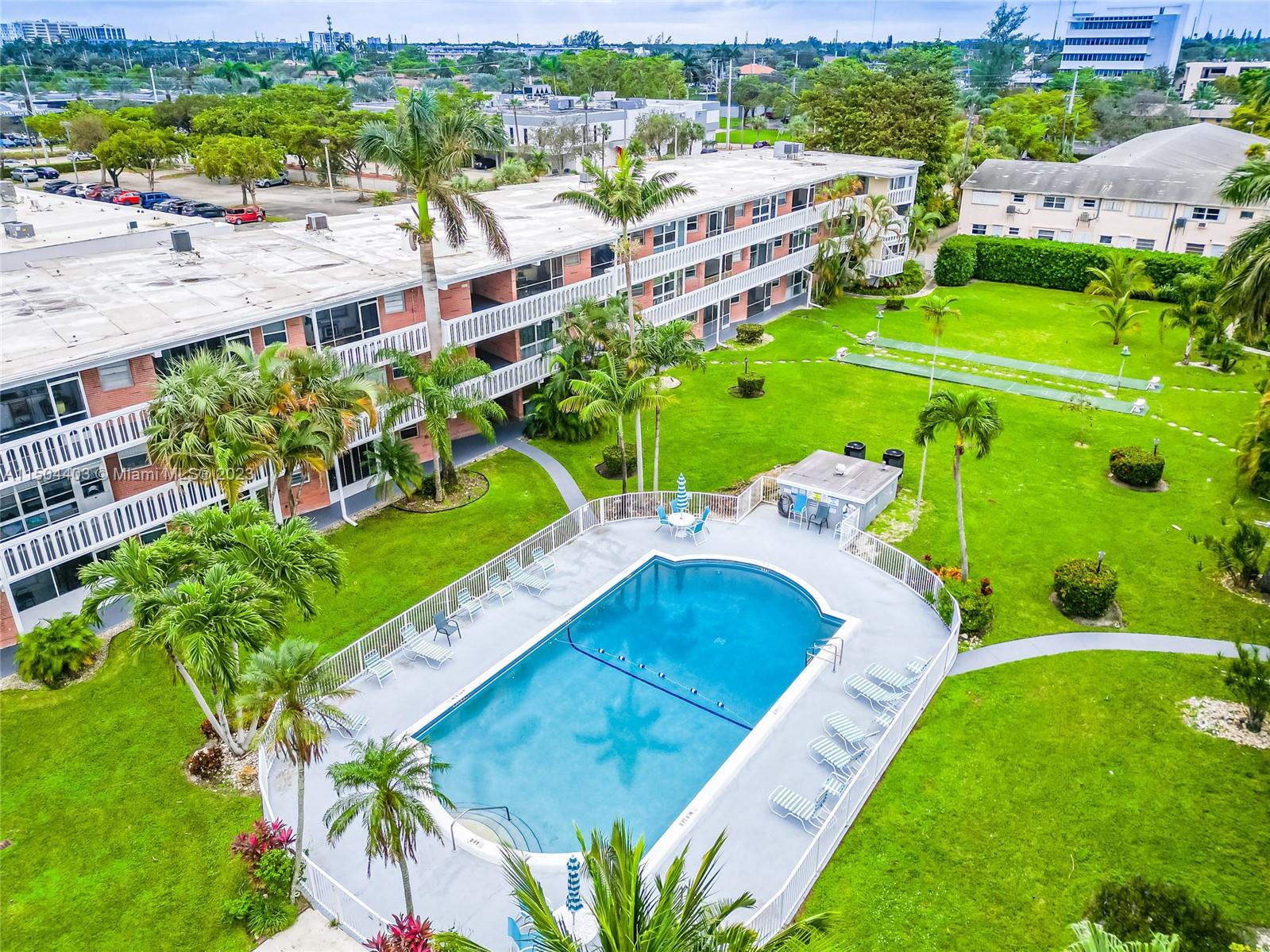 141 NE 10th Ave 26C, Hallandale Beach, Florida 33009, 1 Bedroom Bedrooms, ,1 BathroomBathrooms,Residential,For Sale,141 NE 10th Ave 26C,A11504403