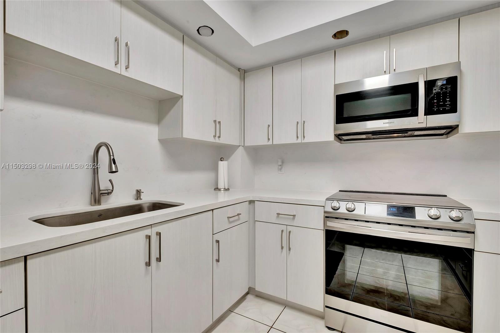 5825 Collins Ave 11E, Miami Beach, Florida 33140, 2 Bedrooms Bedrooms, ,2 BathroomsBathrooms,Residential,For Sale,5825 Collins Ave 11E,A11503298